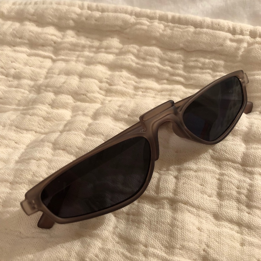 So cool grey plastic frame sunglasses